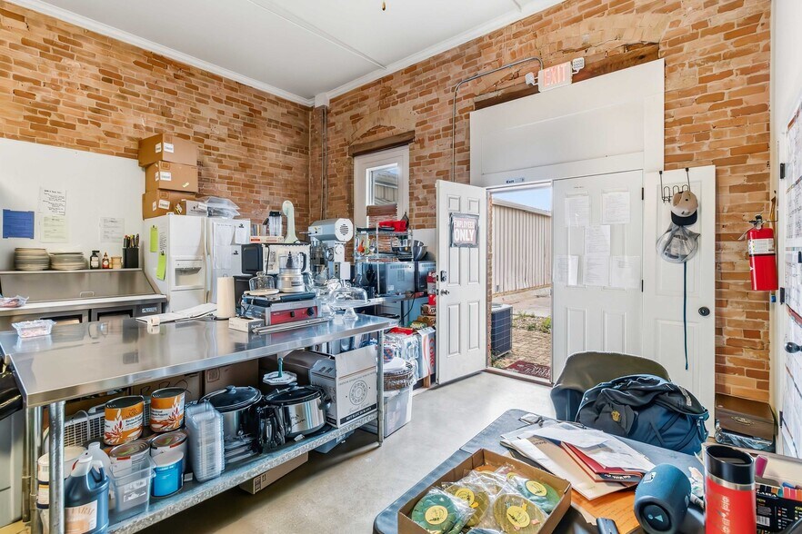 More Photos Of 709 Chestnut St, Bastrop Storefront Retail Residential For Sale