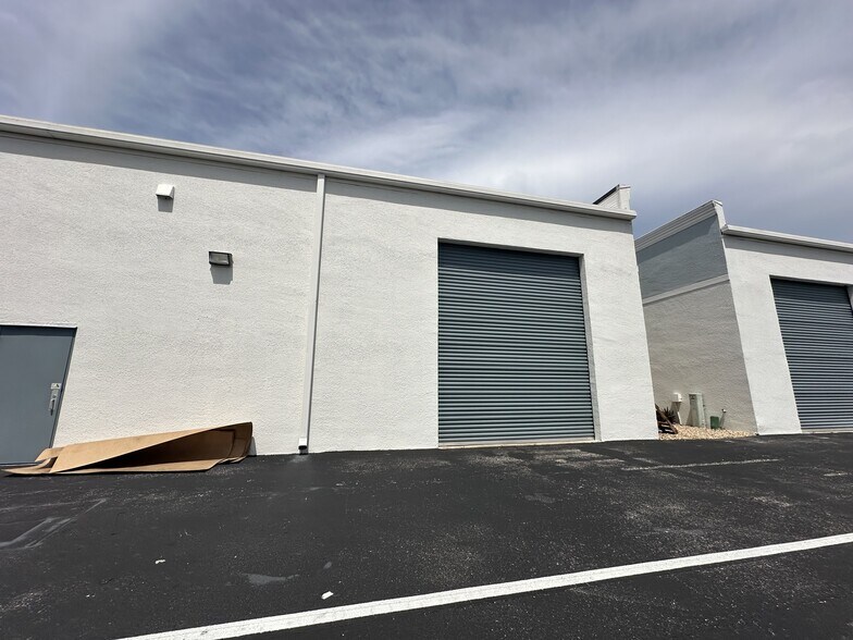 More Photos Of 1240 Hand Ave, Ormond Beach Showroom For Lease