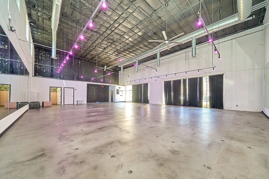 More Photos Of 11555-11561 Ventura Blvd, Studio City Storefront For Lease