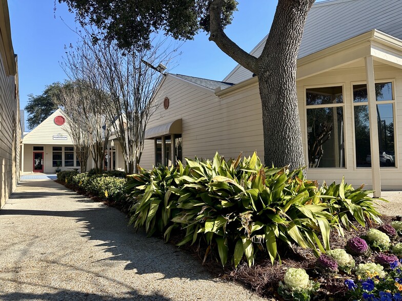 More Photos Of 913 Gulf Breeze Pky, Gulf Breeze Storefront Retail Office For Sale