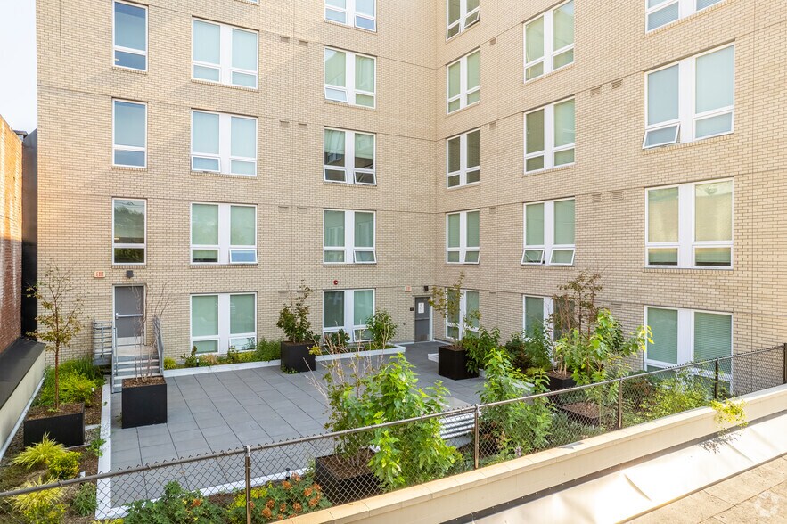 More Photos Of 1611 NW Marshall St, Portland Apartments For Lease