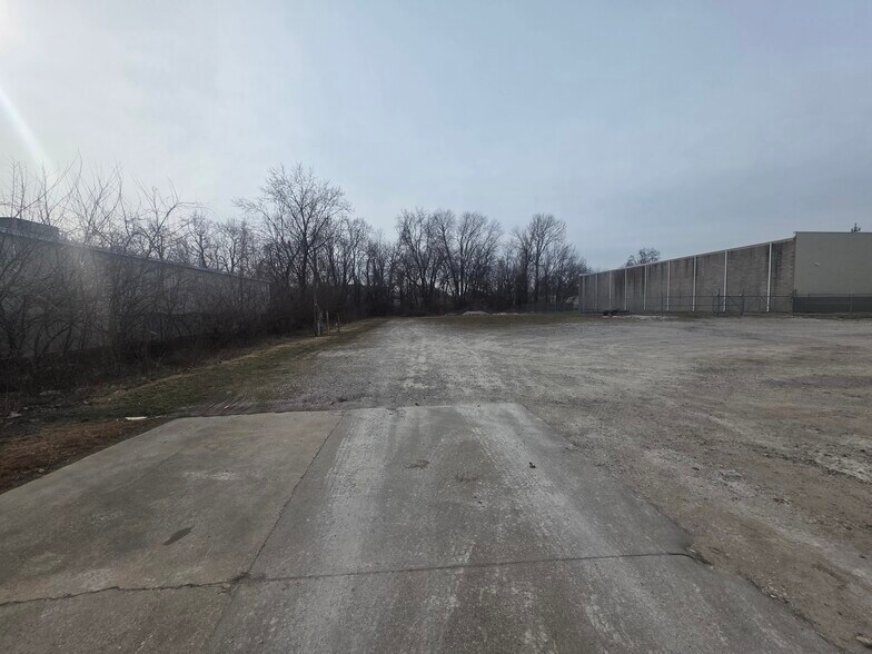 More Photos Of 709 Oak Hill Rd, Evansville Warehouse For Lease
