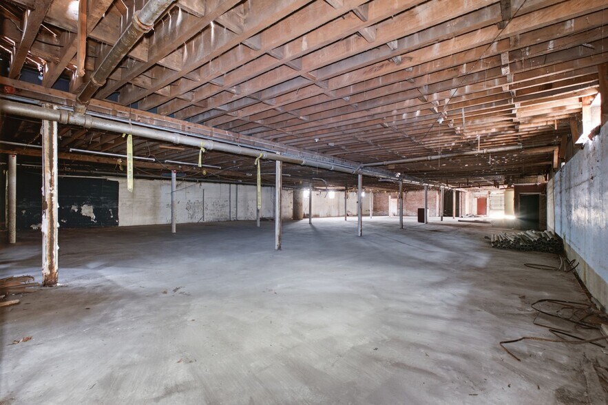 More Photos Of 1 Public Square Red Boiling Springs Sq, Lafayette Showroom For Sale