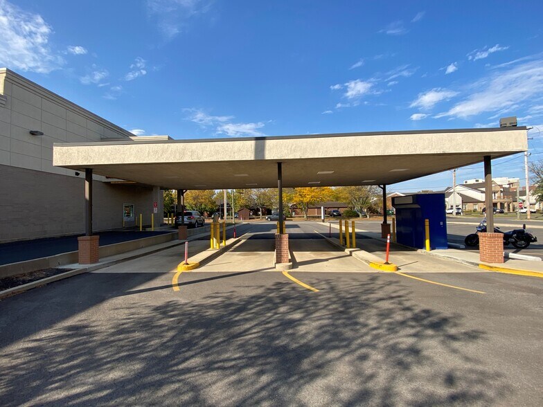 More Photos Of 2700 W Jackson St, Muncie Bank For Sale