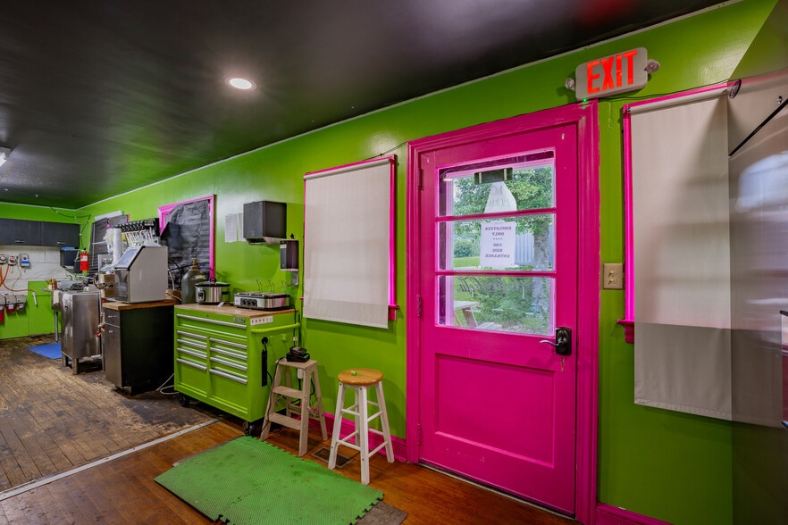 More Photos Of 1840 Volunteer Pky, Bristol Storefront Retail Residential For Sale