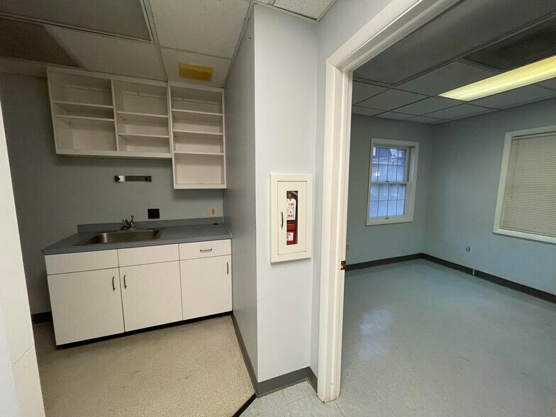 More Photos Of 11325 Pembrooke Sq, Waldorf Medical For Sale