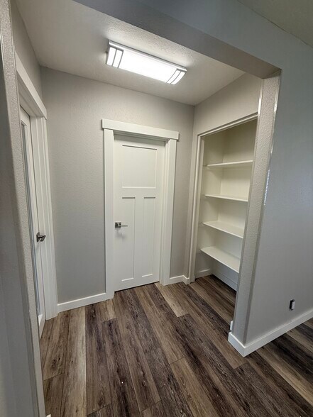 More Photos Of 490 N Pine St, Canby Service For Lease