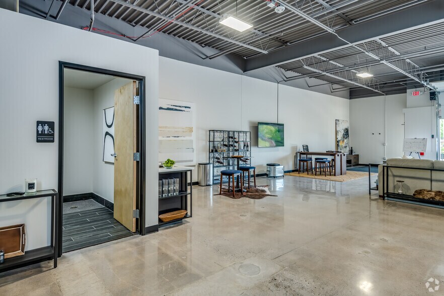 More Photos Of 8949 N Deerbrook Trl, Brown Deer Flex For Lease