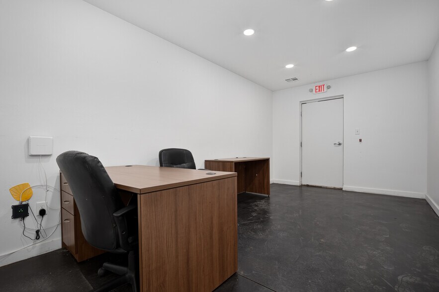 More Photos Of 7811 Kickapoo Ave, Shawnee Warehouse For Lease