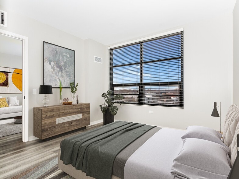 More Photos Of 6418 N Sheridan Rd, Chicago Apartments For Lease