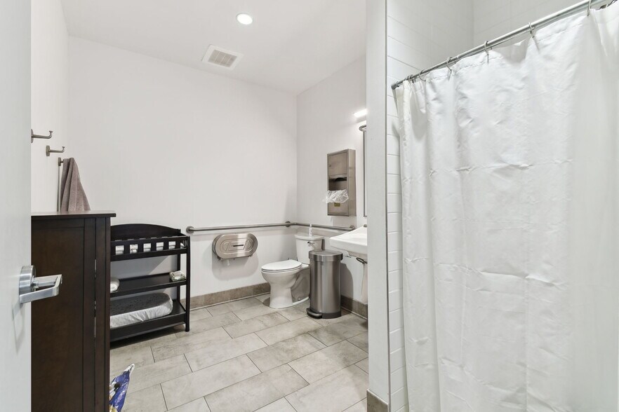 More Photos Of 924 Hale Ave, Brooksville Office For Sale