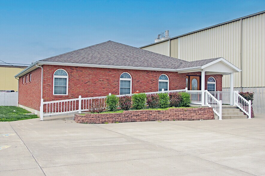 Primary Photo Of 607 N Sparta St, Steeleville Medical For Sale