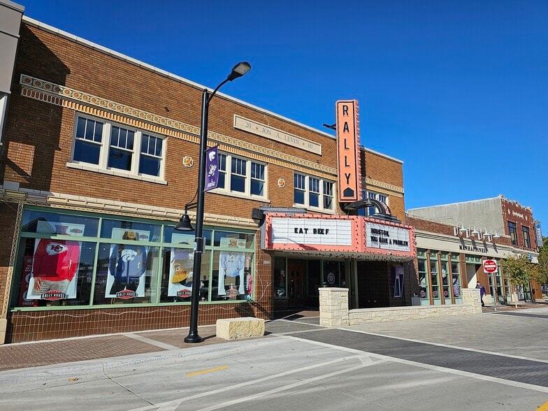 More Photos Of 623 N Manhattan Ave, Manhattan Storefront Retail Office For Lease