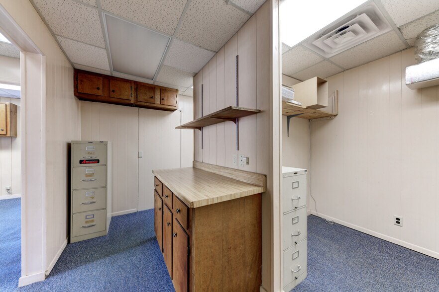 More Photos Of 113 W Lindbergh Blvd, Universal City Service For Sale