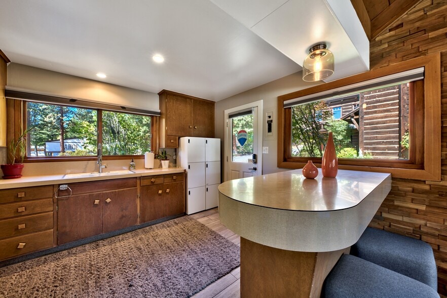 More Photos Of 201 State Line Rd, Kings Beach Office For Lease