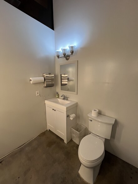 More Photos Of 1330 W 12th St, Los Angeles Flex For Lease