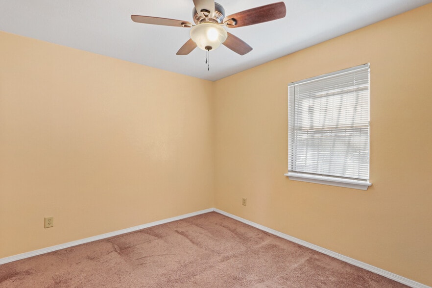 More Photos Of 5200 Doniphan Dr, El Paso Bar For Sale