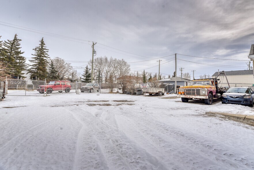 More Photos Of 228 Centre St NE, Langdon Flex For Sale