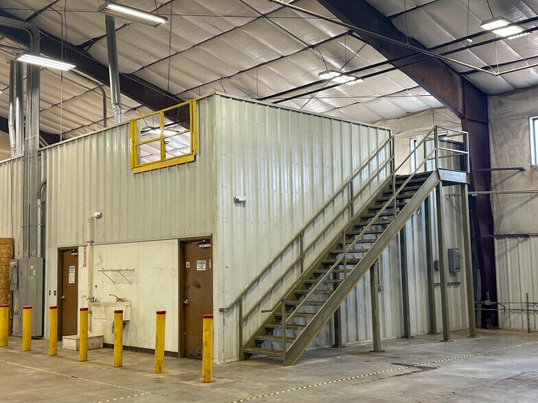 More Photos Of 5066 Owan Industrial Park Dr, Williston Warehouse For Lease