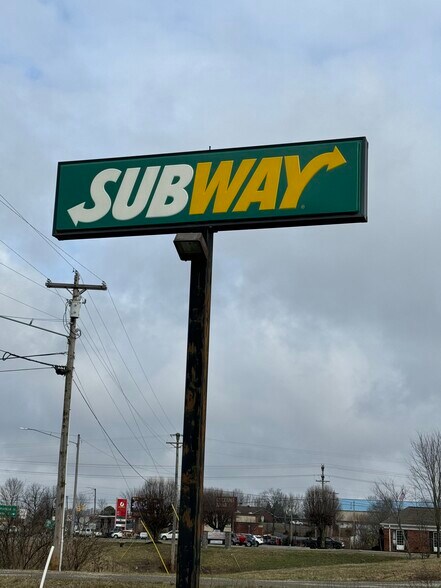 More Photos Of 5204 Highway 31 E, Westmoreland Freestanding For Sale