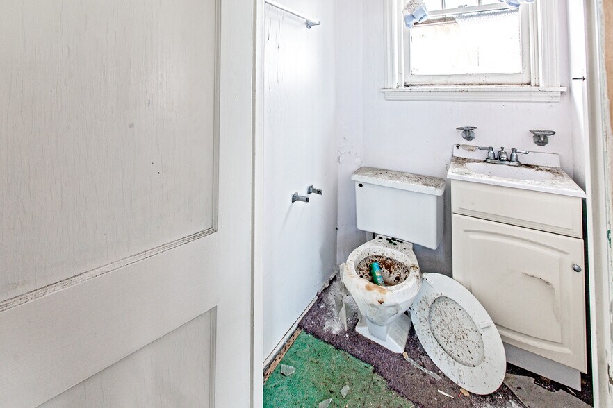 More Photos Of 16 S Maryland Ave, Wilmington General Retail For Sale