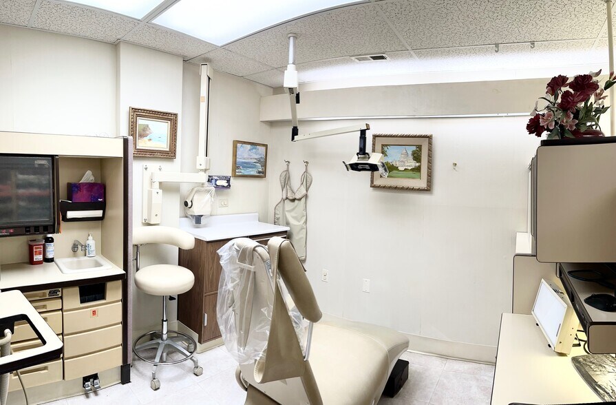 More Photos Of 15720-15754 Crabbs Branch Way, Rockville Showroom For Lease