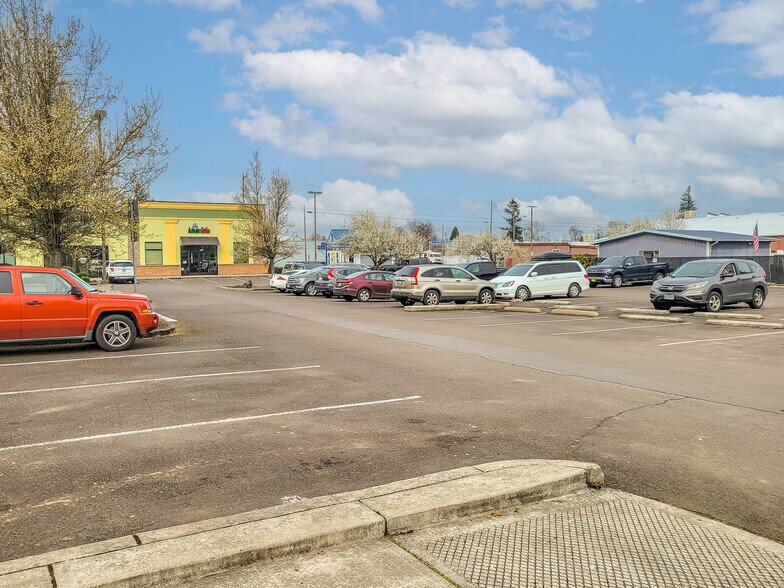 More Photos Of 1479 S Main St, Lebanon Storefront For Lease