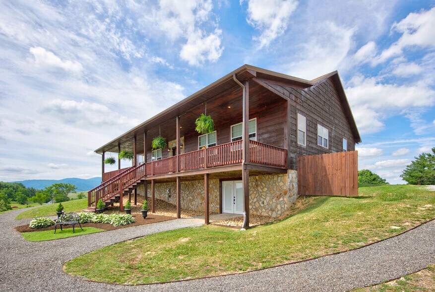 More Photos Of 639 Wagon Wheel Rd, Elk Creek Lodge Meeting Hall For Sale