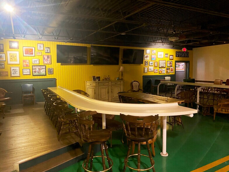 More Photos Of 410 S Clippert St, Lansing Restaurant For Sale