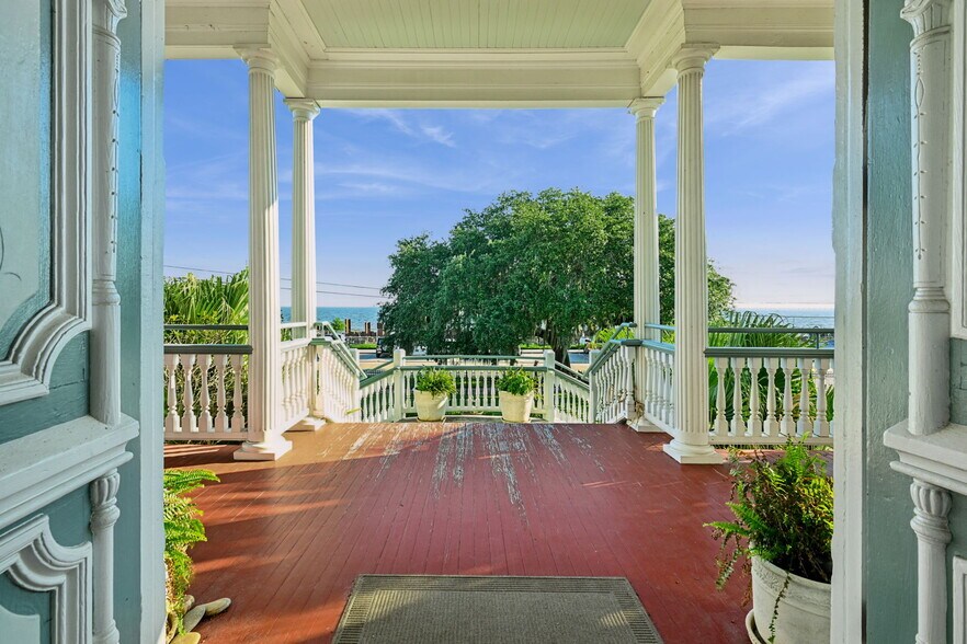 More Photos Of 2001 Lakeshore Dr, Mandeville Office For Sale