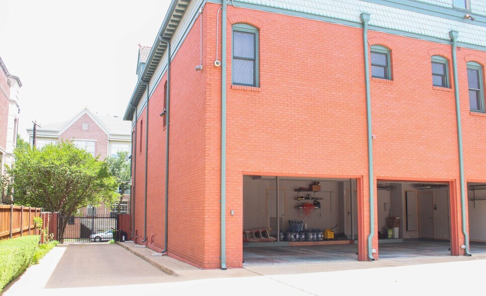 More Photos Of 2707 State St, Dallas Office Residential For Lease