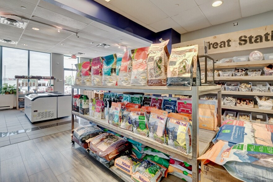 More Photos Of 3145 Dundas St W, Mississauga Storefront Retail Office For Lease