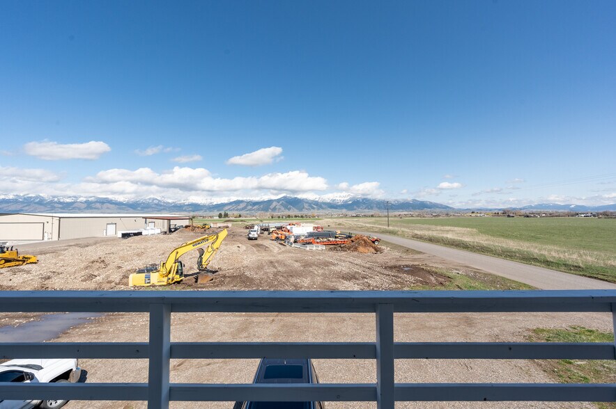 More Photos Of 211 Jetway Dr, Belgrade Flex For Sale