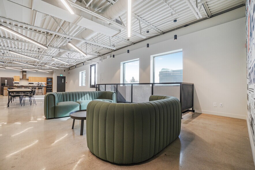 More Photos Of 2351 Boul Fernand-Lafontaine, Longueuil Manufacturing For Sale