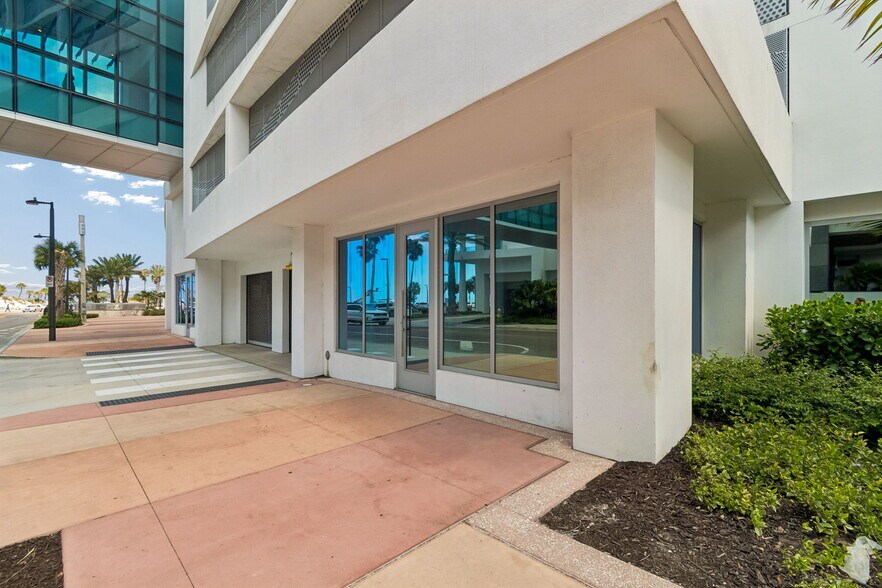 More Photos Of 400 Coronado Dr, Clearwater Beach Hotel For Lease