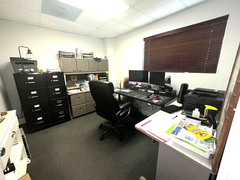 More Photos Of 6618-6628 26th Ct E, Sarasota Warehouse For Lease