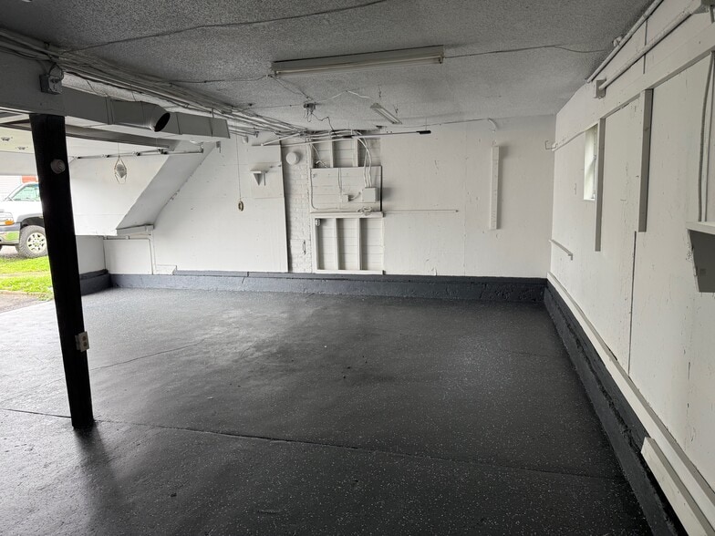 More Photos Of 61 Van Zant St, Norwalk Warehouse For Lease