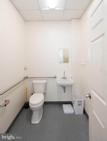 More Photos Of 837 Chesapeake Dr, Cambridge Warehouse For Lease