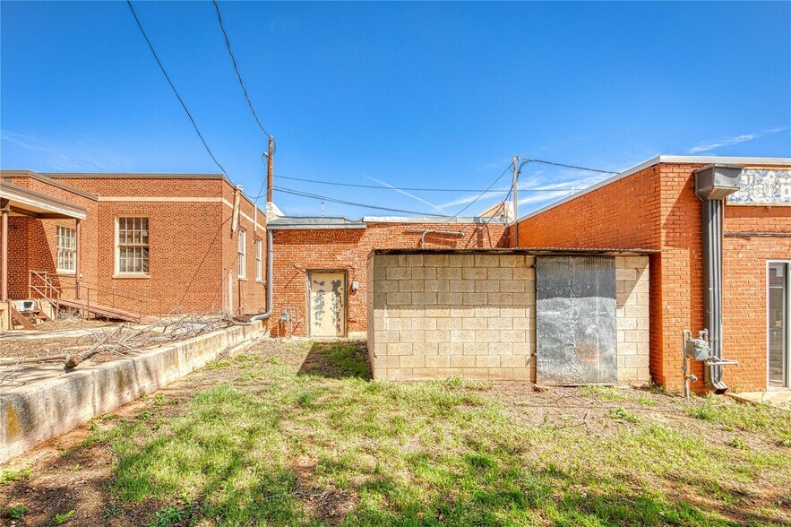 More Photos Of 218 W Broadway Ave, Elk City General Retail For Sale