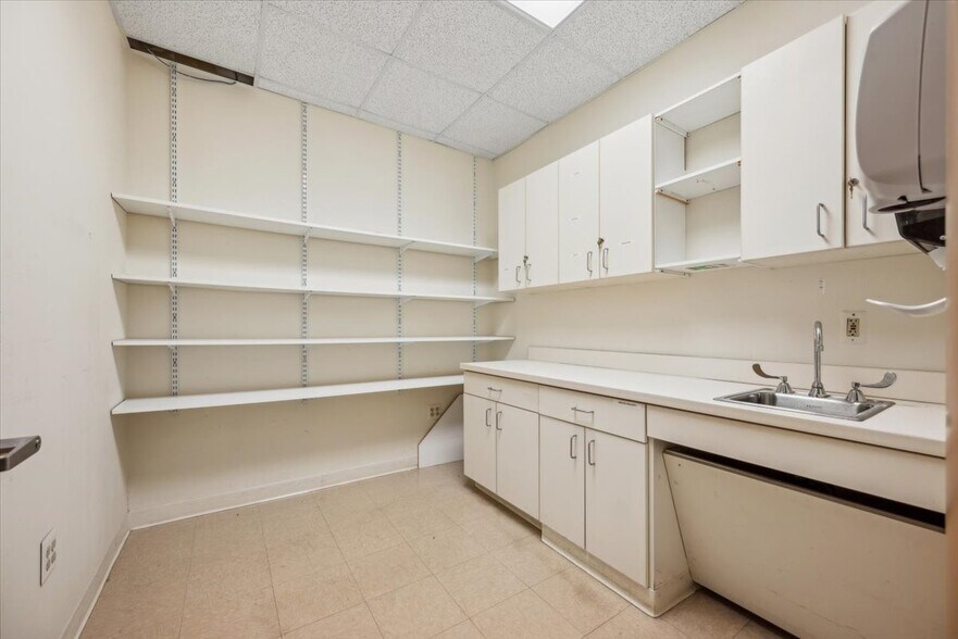 More Photos Of 215 Union Ave, Bridgewater Office For Sale