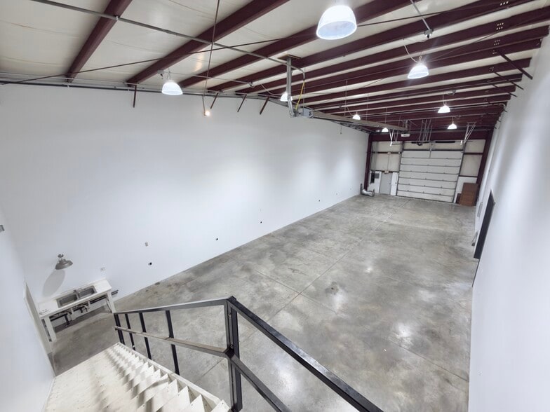 More Photos Of 1011 Rail Dr, Woodstock Warehouse For Lease
