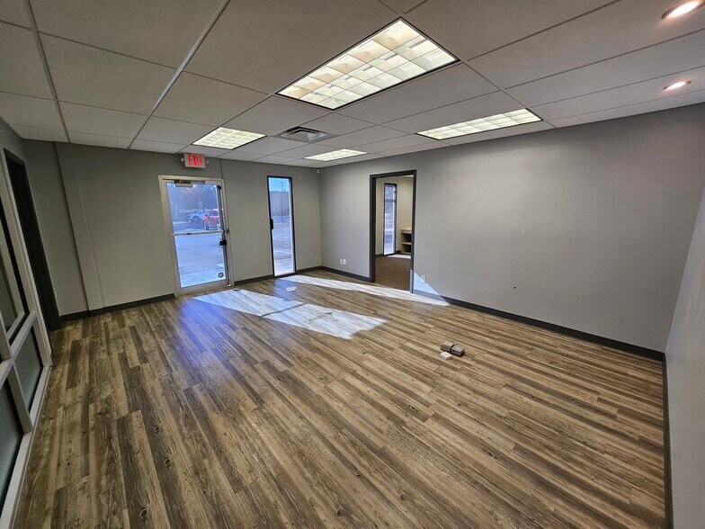 More Photos Of 307 W Rhapsody Dr, San Antonio Light Manufacturing For Lease