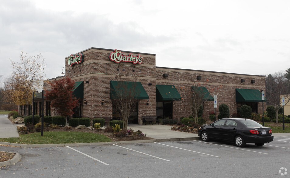 Primary Photo Of 65 Highlands Square Dr, Hendersonville Restaurant For Lease