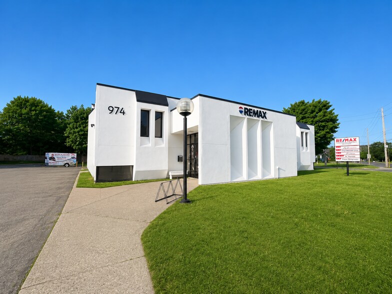 More Photos Of 974 Queen St, Sault Ste. Marie Drugstore For Lease