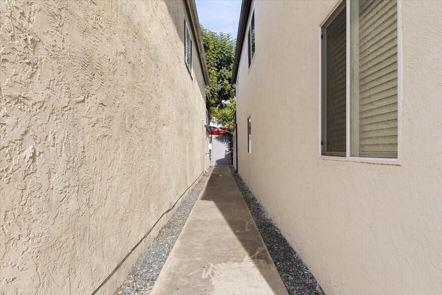 More Photos Of 2033 Garnet Ave, San Diego Apartments For Sale