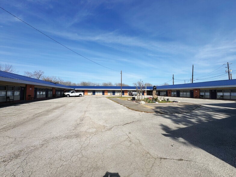 More Photos Of 1207 W Main St, Port Lavaca Hotel For Sale