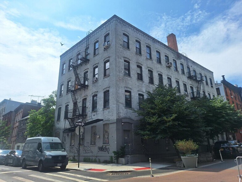 More Photos Of 235 Berry St, Brooklyn Apartments For Lease