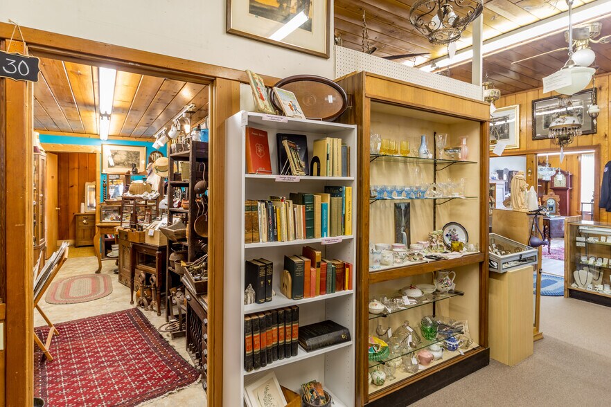 More Photos Of 802 Washington St, Port Townsend General Retail For Sale