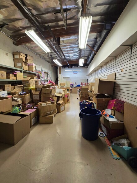 More Photos Of 19428 Londelius St, Northridge Warehouse For Lease