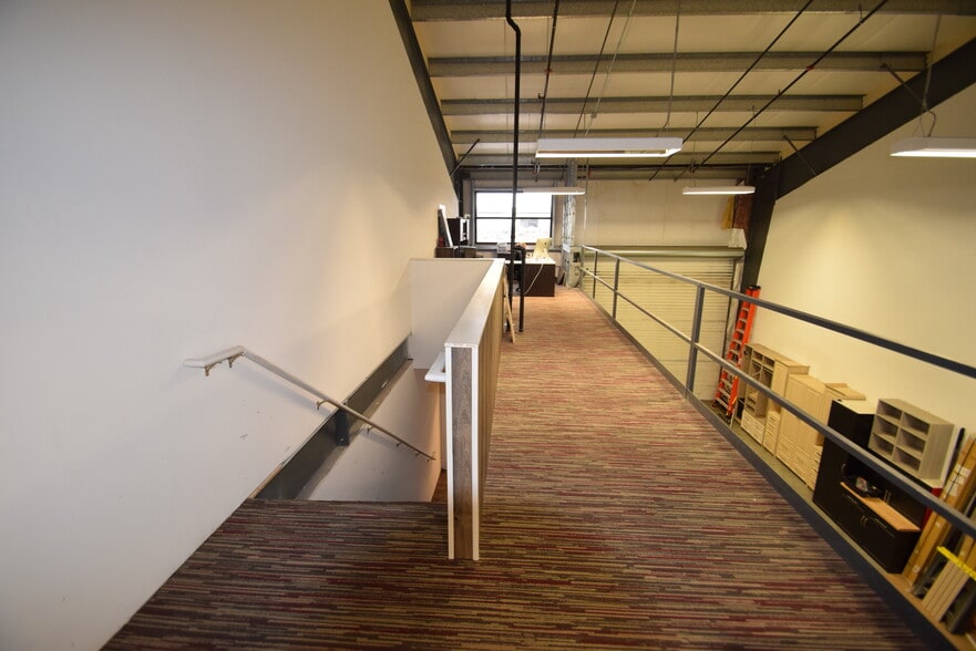 More Photos Of 2121 SW Deerhound Ave, Redmond Manufacturing For Lease